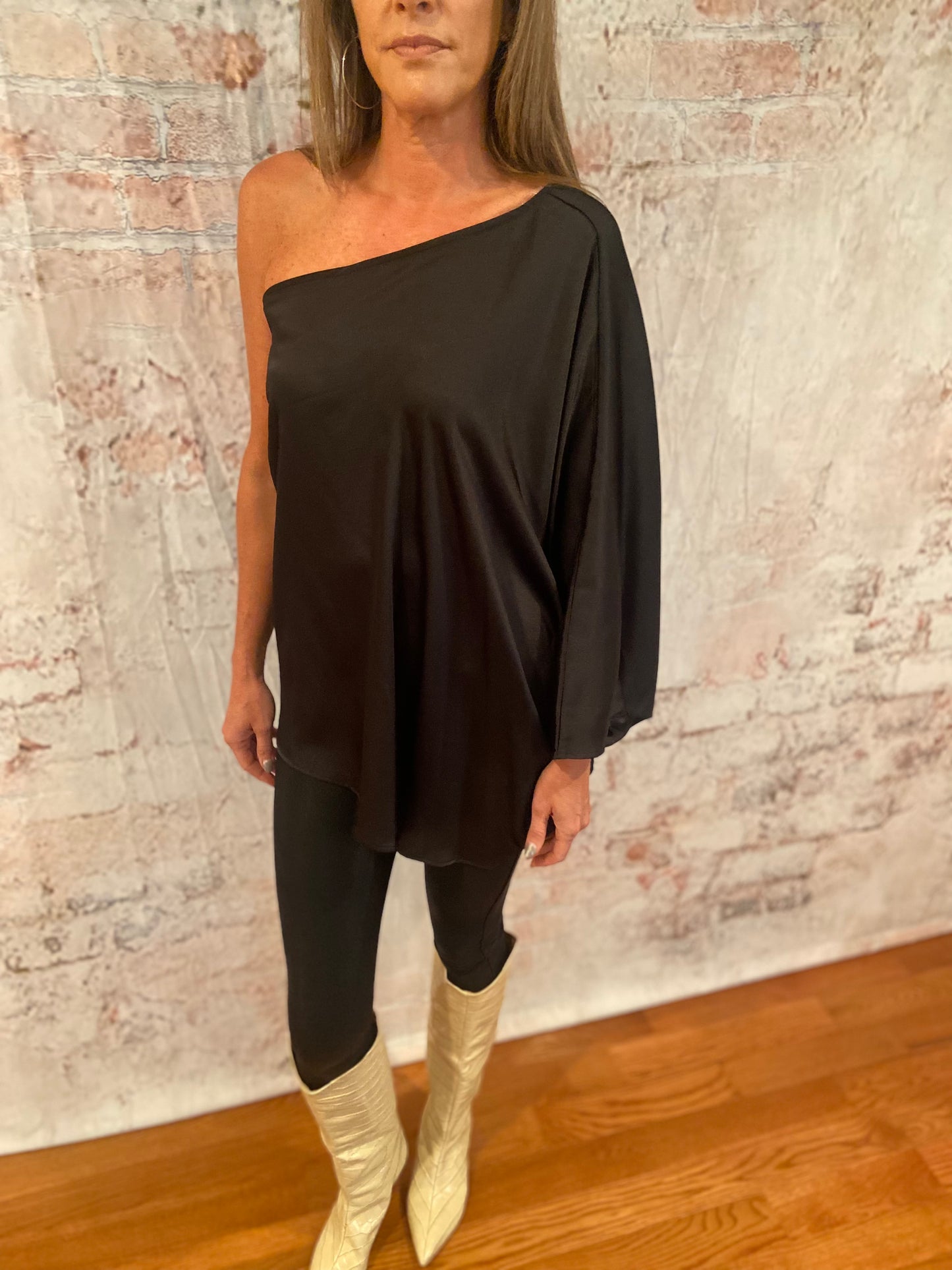 Shiny Hammered Satin One Sleeve Top